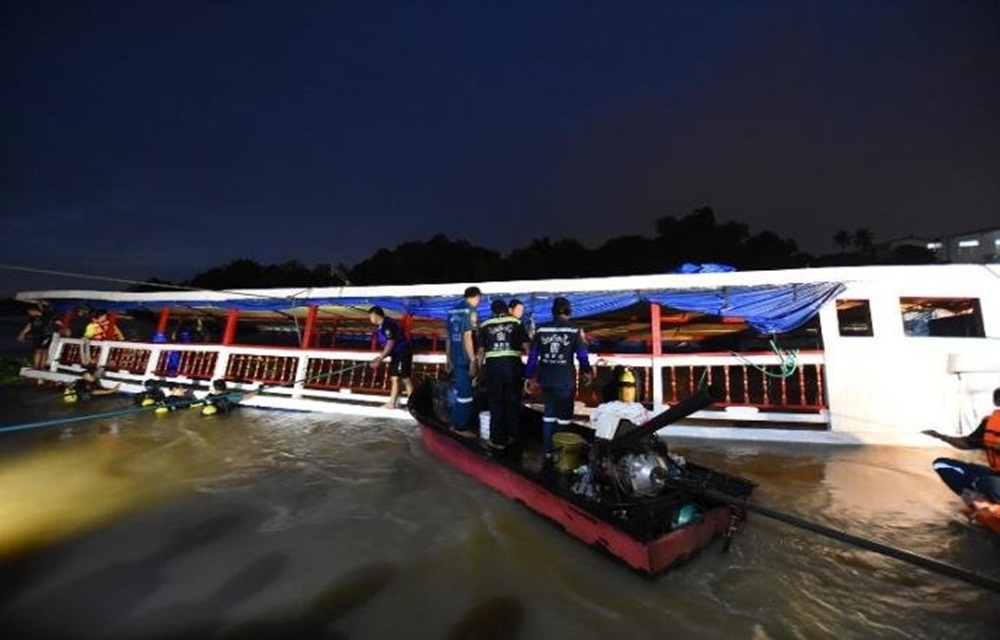 Ir para  <p>Doze tailandeses permaneciam desaparecidos nesta segunda-feira, um dia&nbsp;depois do naufr&aacute;gio de uma embarca&ccedil;&atilde;o que transportava peregrinos mu&ccedil;ulmanos pelo rio Chao Phraya, uma...